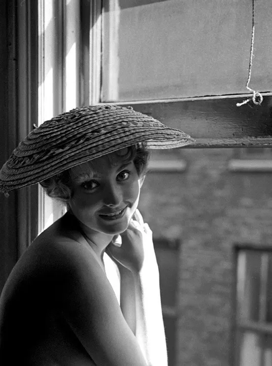 Image Playmate of the Month August 1959 - Clayre Peters