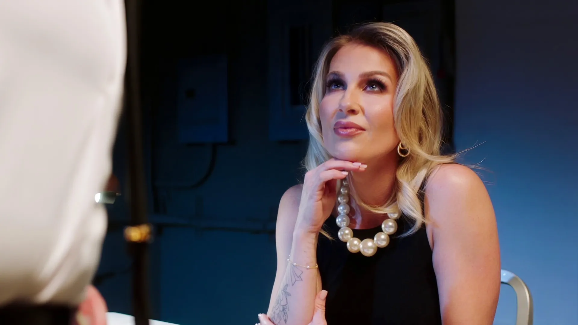 Seductive Mob Wife Andi Toys With Young Detective