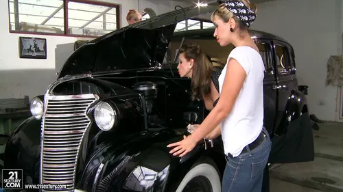 Automobile lez threesome - 1.