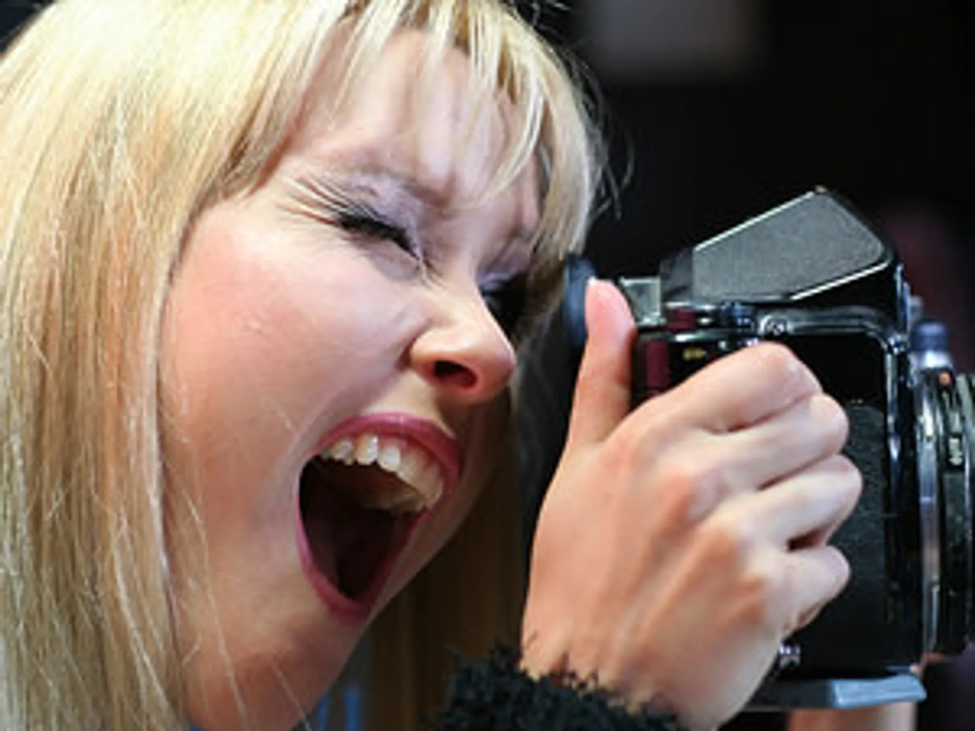 Backstage with Ioana, Amirah and Sophie Moone
