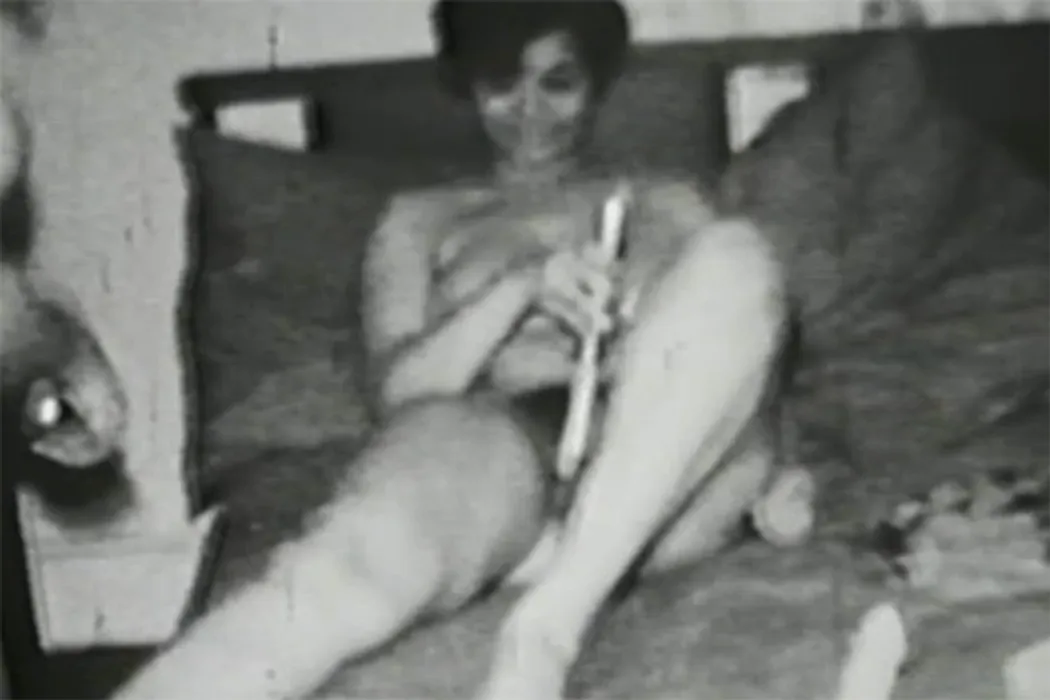 Bushy pussy with curly hair and fast action