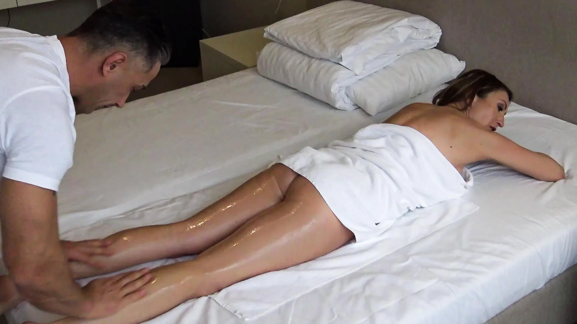 Mature MILF Julia North Gets Massage Until Anal