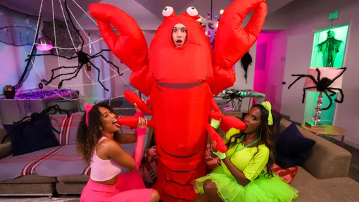 Cosplayin' Stepmom in Unexpected Threesome? Cosplayin' Stepmom in Unexpected Threesome?