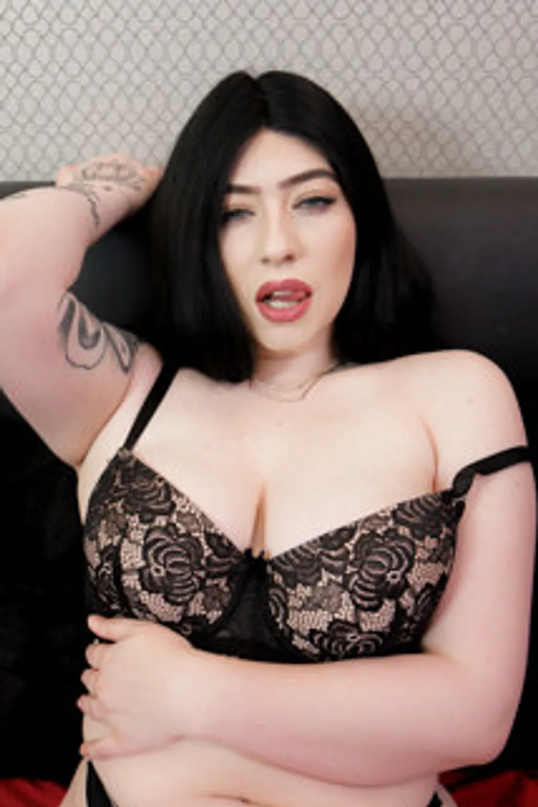 Super hot babe enjoys getting her tight pussy fucked hard!