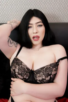 Super hot babe enjoys getting her tight pussy fucked hard!