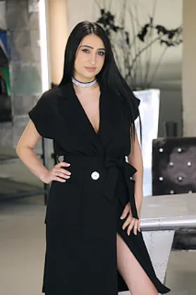 Hot brunette gives her feet a glorious cumshot from Kristof