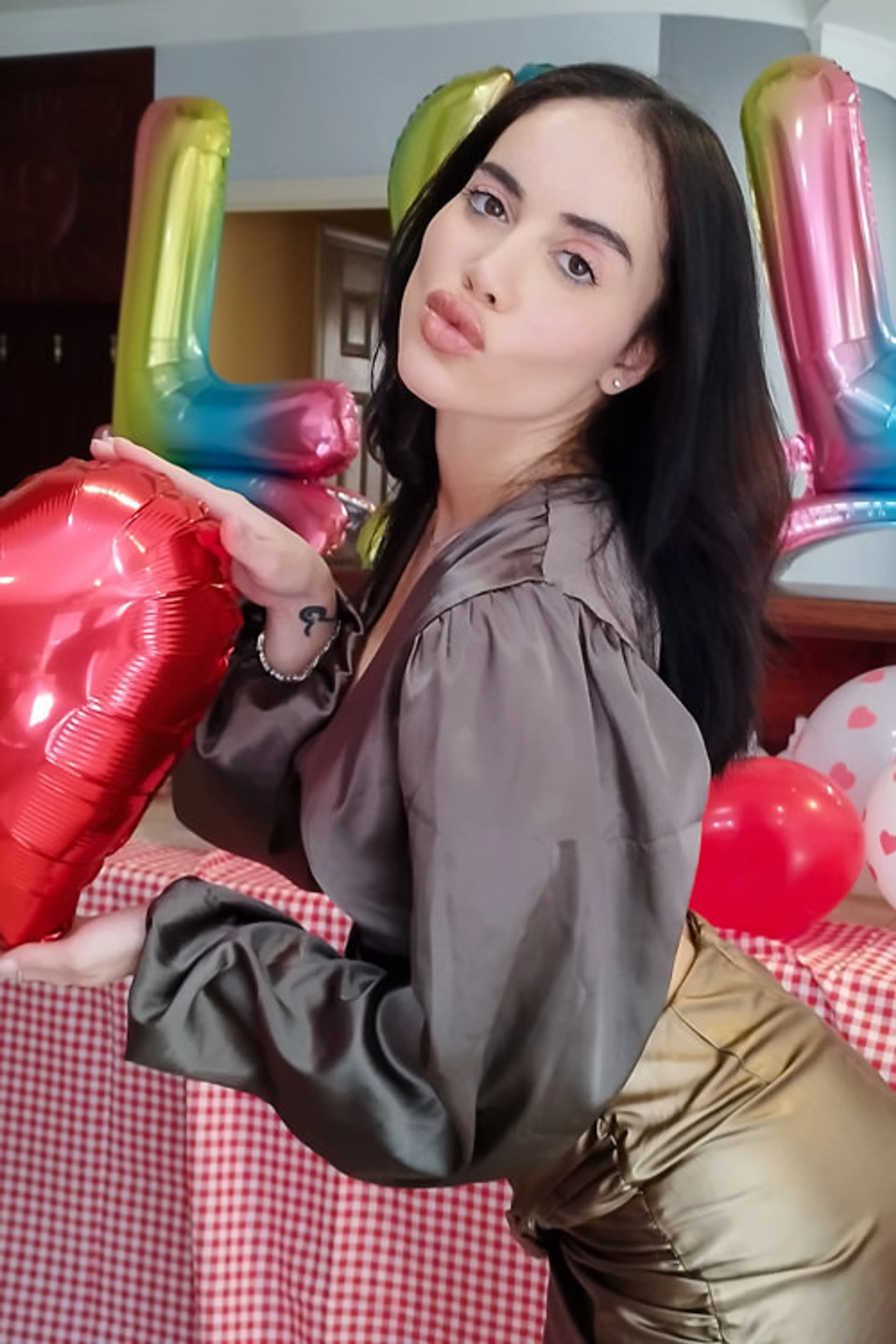 BIG BOOTY HOTWIFE VICTORIA JUNE MAKES LOVE COVERED in STRANGER'S SPERM