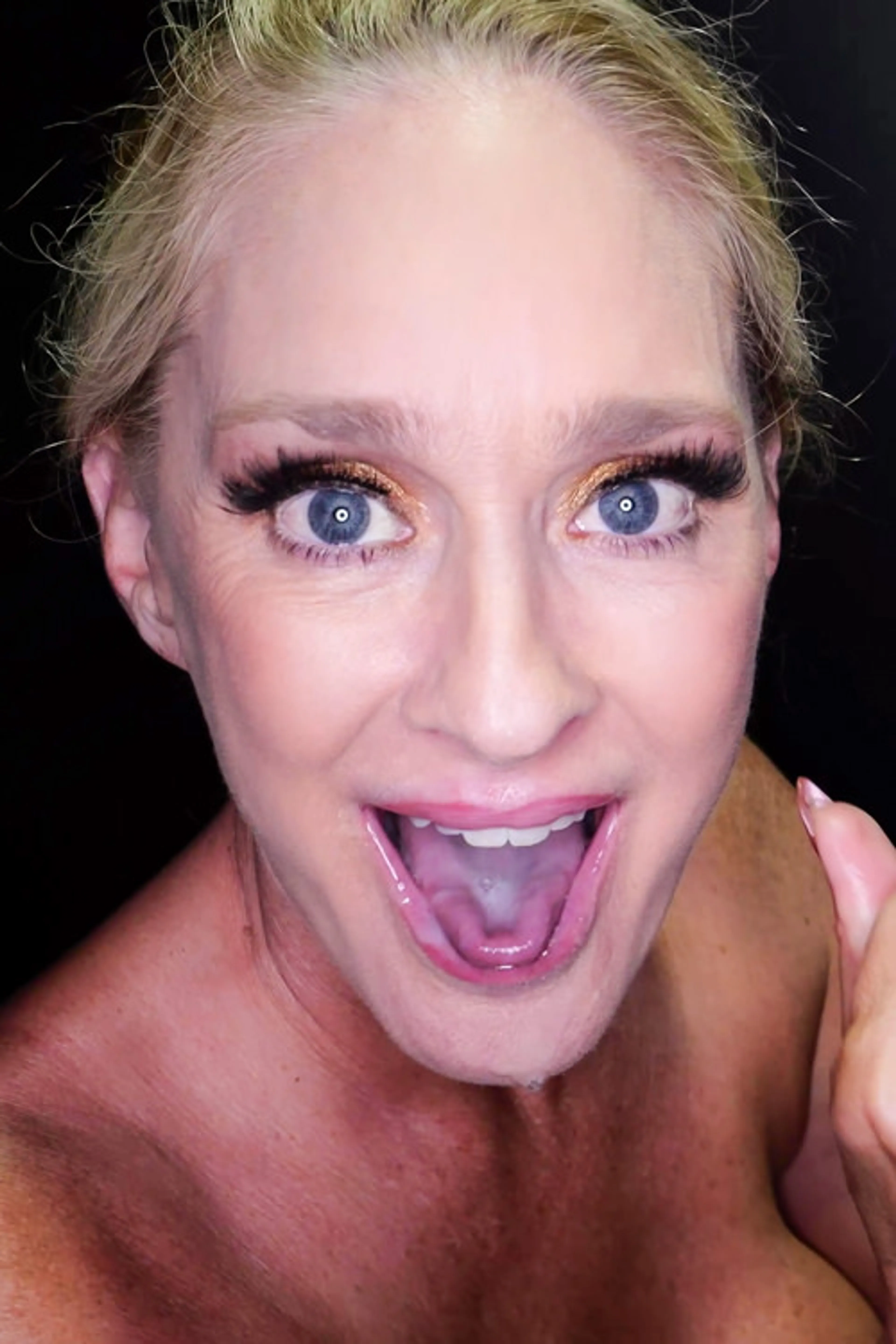 Wendy Raine's First Gloryhole