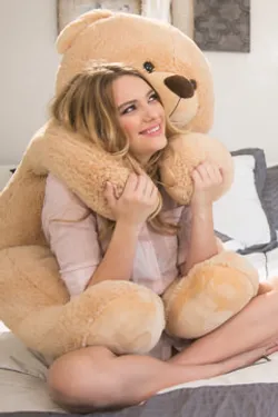 Horny lesbians Bree Daniels & Kenna James trib & eat pussy.